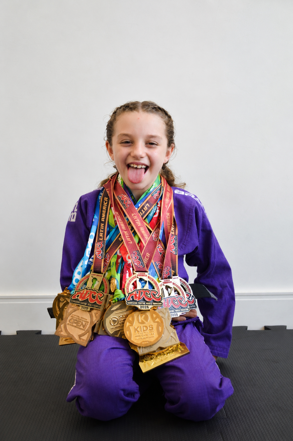 Manu Teixeira com as medalhas conquistadas